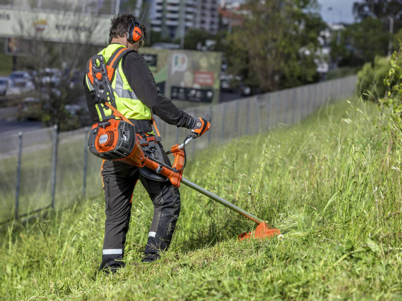 Prenez soin de votre jardin avec une débroussailleuse !