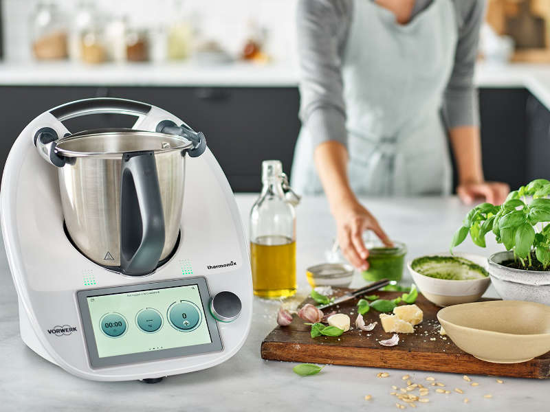 Ustensile : le robot multifonction Thermomix de Vorwerk pour cuisiner et  pâtisser