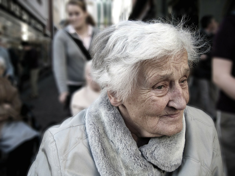 Téléassistance : la solution pour veiller sur les seniors à domicile